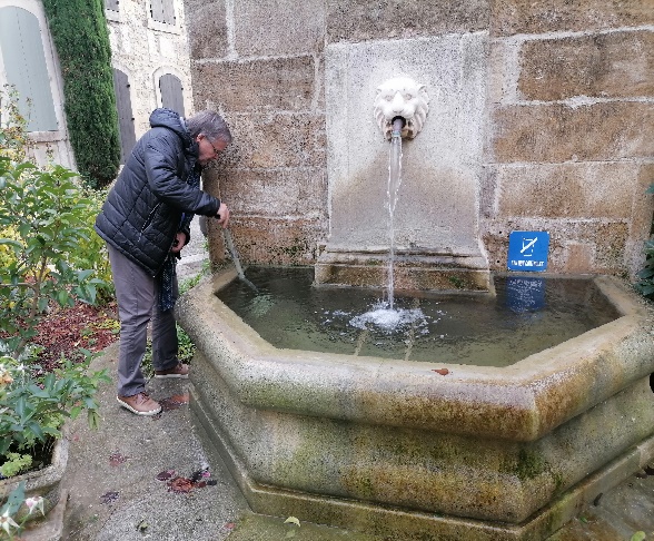 Jean Prevost en train de déboucher la fontaine de l'église