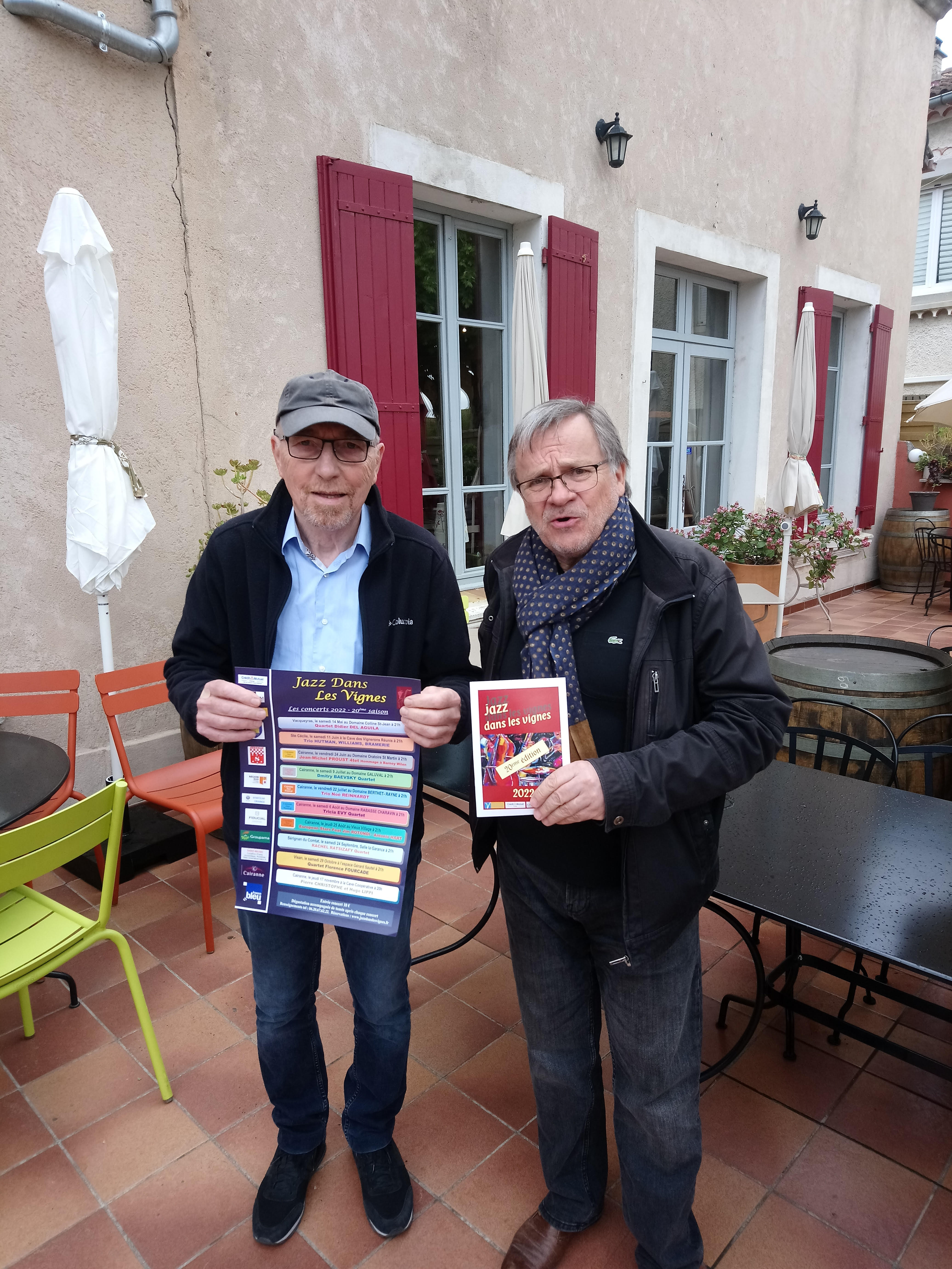 2 personnes présentent L'affiche de Jazz dans les Vignes