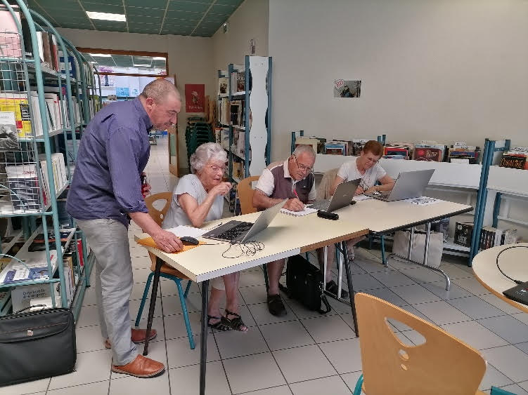 Plusieurs personnes travaillent assises à un bureau