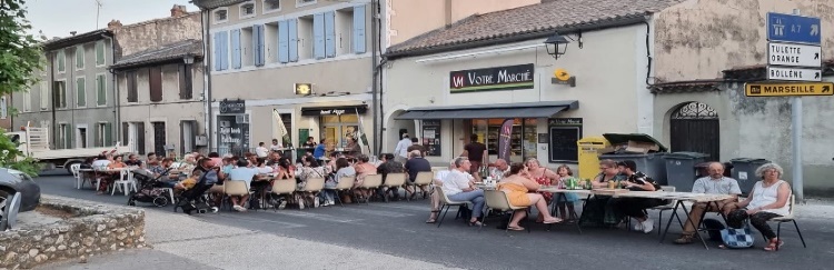 Public assis pour la fête de la musique