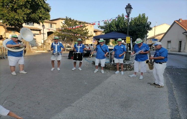 Public assis pour la fête de la musique