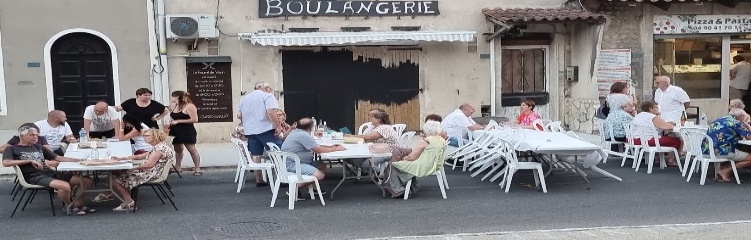 Public assis pour la fête de la musique