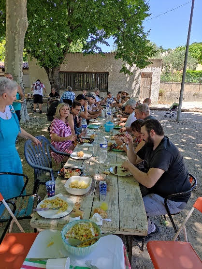 Personnes attablées pour un repas