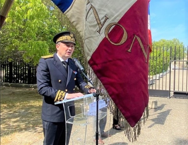 Préfet en train de faire un discours