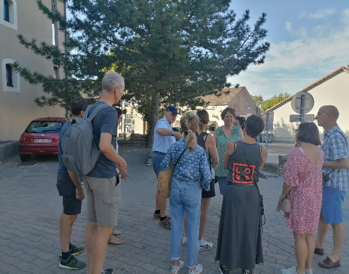 Plusieurs personnes sur la place de la coconière à Visan