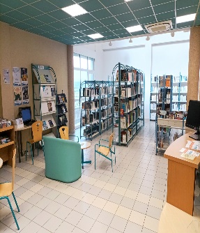 Rayonnage avec des livres