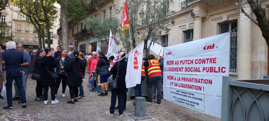 Plusieurs personnes debout en traine de manifester